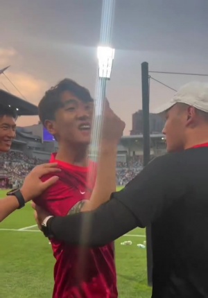 在线下注-韦世豪替补登场前就被球迷集体辱骂：我XXX  韦世豪：来，你下来