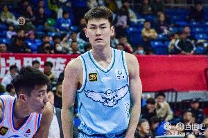 靠谱火力！王睿泽半场6中4拿到10分 三分4中2