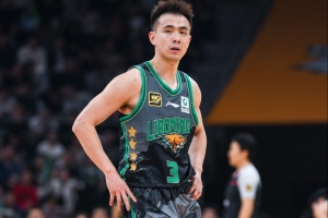 官方网站-串联全队！赵继伟半场8投3中得9分2板8助 正负值+19领跑全场