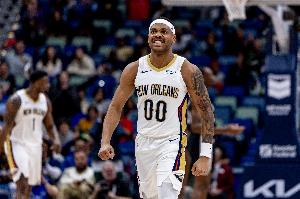 官方网站-状态火热！布鲁斯-布朗半场7投5中&amp;罚球2中2 得到14分2板2断