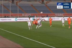 动作稍大！刘洋倒钩式解围踢中罗慕洛，被主裁出示黄牌